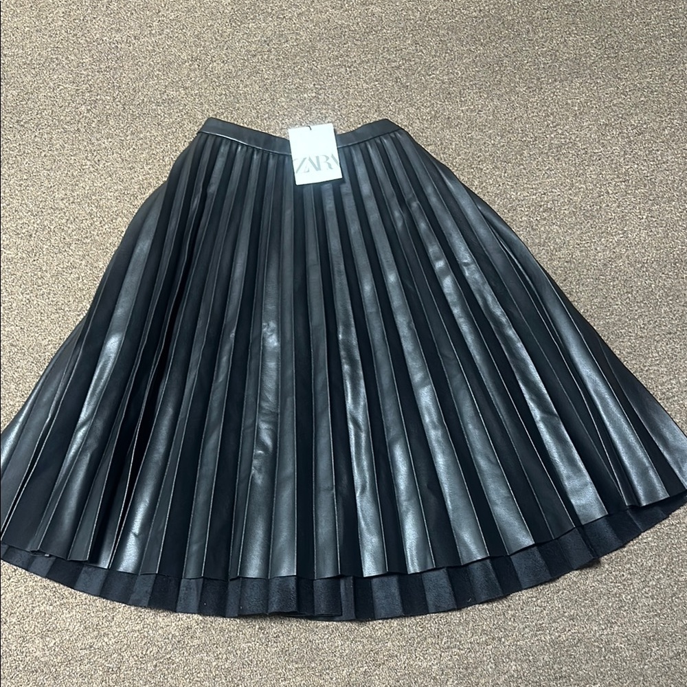 Zara Black A-Line Midi Skirt with Pleats